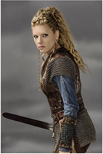 Vikingek Katheryn Winnick, mint Lagertha Kezében Kard Alatt Sötét Égbolt 8 x 10 Fotó