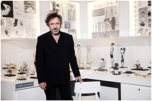 Tim Burton a Stúdió Fogalmak, Modellek, Vázlatait Mosolyogva 8 x 10 Fotó